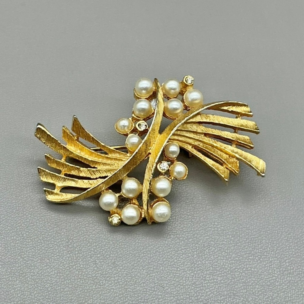 Brooch Pin Womens Gold Tone Faux Pearl Rhinestone Spray Textured Vintage 2"